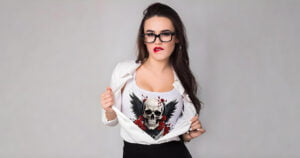 Comment porter un t-shirt tête de mort mode 2025 tendance t-shirt femme blanc tete de mort roses rouges gothique sexy original